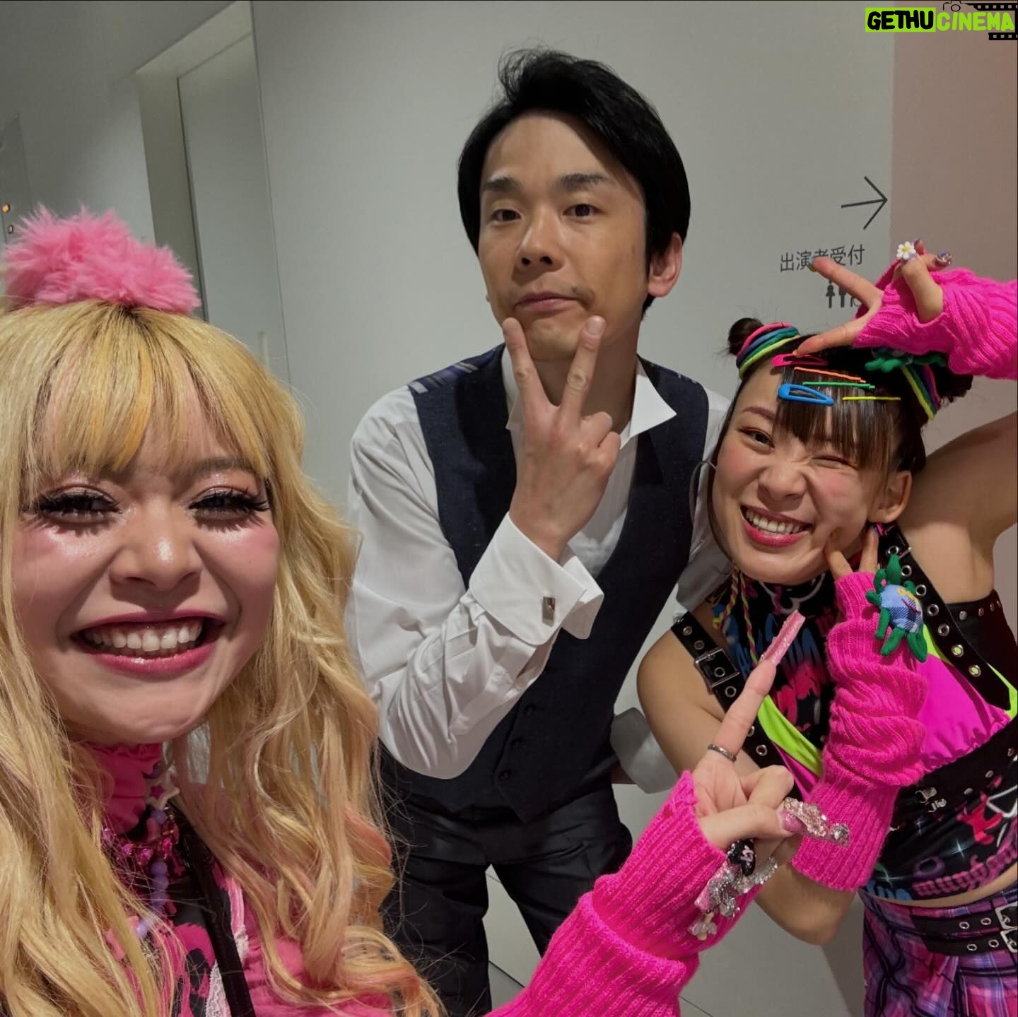 Arakawa Instagram - 憧れの行列に出させて頂きました😭💖💖💖💖💖💖💖💖 みんなお願い聞いて😭😭😭😭やばい😭昨日家帰ってTver見て、沸きました😭単刀直入に申しアゲますと、めっちゃ荒川の言葉OAで使ってもらえてるねんけど😭😭😭😭😭死ぬ😭😭😭嬉しすぎて泣く😭😭😭😭😭絶対みて😭😭😭 そしてなにより名曲ばかり😭😭救われまくり😭😭😭😭 これは完全に #行列からのファンサ(笑) 小さい時、この番組を見てる時家族がみんな笑顔だったから嬉しいって思った記憶しかない💖💖⭐️ 嬉しいなあ❤️❤️❤️❤️❤️ マッチさんのお子さんが荒川を知ってくださってたらしく 写真撮ろうってゆってくださいました‼️‼️‼️‼️😭😭😭 ほんとにお優しくて感謝しかありません。🙇💖💖😭😭 #親戚一同歓喜 #母震え上がり 最後の写真は #フワちゃんさん行ってらっしゃい💖 写真です💖💖💖💖 楽屋が近かった濱家さんも💖💖💖💖 ギャル三人組って感じです💖💖(笑) いつもフワちゃんさんのパワーに救われております🙇💖💖🎊 まぢで、夢叶った💖!!!!!!!!!!!!イェイ!! 今水平線を聞いたら泣いてしまいそうです‼️‼️笑 みんなTverみてね💖💖💖💖💖💖!