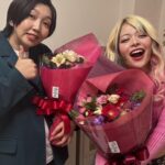 Arakawa Instagram - みんなみてえ🫶💖💖💖💖💖🥹🥹‼️‼️‼️‼️‼️ アットホームさんの 一人暮らしのリーダーズに就任しました💖💖💖💖💪 一人暮らしを応援する動画たくさんatHOMEさんの サイトやYouTubeに上がっておりますよお💖🫶🫶💖💖💖💖 撮影終わりお花も頂きました😭💖💖💖💖嬉しい😭💖💖💖 アットホームさん、ありがとうございました💖💖💖😭🫶 #この画像のウチら爆イケすぎん？わら #いぇい💖💖💖💖 #ウチらは一人暮らしがんばるみんなを応援してるよ