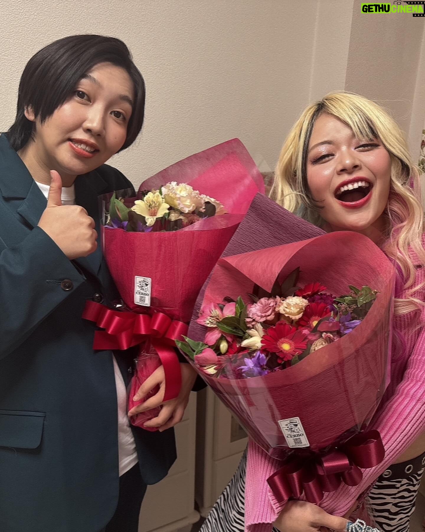 Arakawa Instagram - みんなみてえ🫶💖💖💖💖💖🥹🥹‼️‼️‼️‼️‼️ アットホームさんの 一人暮らしのリーダーズに就任しました💖💖💖💖💪 一人暮らしを応援する動画たくさんatHOMEさんの サイトやYouTubeに上がっておりますよお💖🫶🫶💖💖💖💖 撮影終わりお花も頂きました😭💖💖💖💖嬉しい😭💖💖💖 アットホームさん、ありがとうございました💖💖💖😭🫶 #この画像のウチら爆イケすぎん?わら #いぇい💖💖💖💖 #ウチらは一人暮らしがんばるみんなを応援してるよ