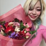 Arakawa Instagram - みんなみてえ🫶💖💖💖💖💖🥹🥹‼️‼️‼️‼️‼️ アットホームさんの 一人暮らしのリーダーズに就任しました💖💖💖💖💪 一人暮らしを応援する動画たくさんatHOMEさんの サイトやYouTubeに上がっておりますよお💖🫶🫶💖💖💖💖 撮影終わりお花も頂きました😭💖💖💖💖嬉しい😭💖💖💖 アットホームさん、ありがとうございました💖💖💖😭🫶 #この画像のウチら爆イケすぎん？わら #いぇい💖💖💖💖 #ウチらは一人暮らしがんばるみんなを応援してるよ
