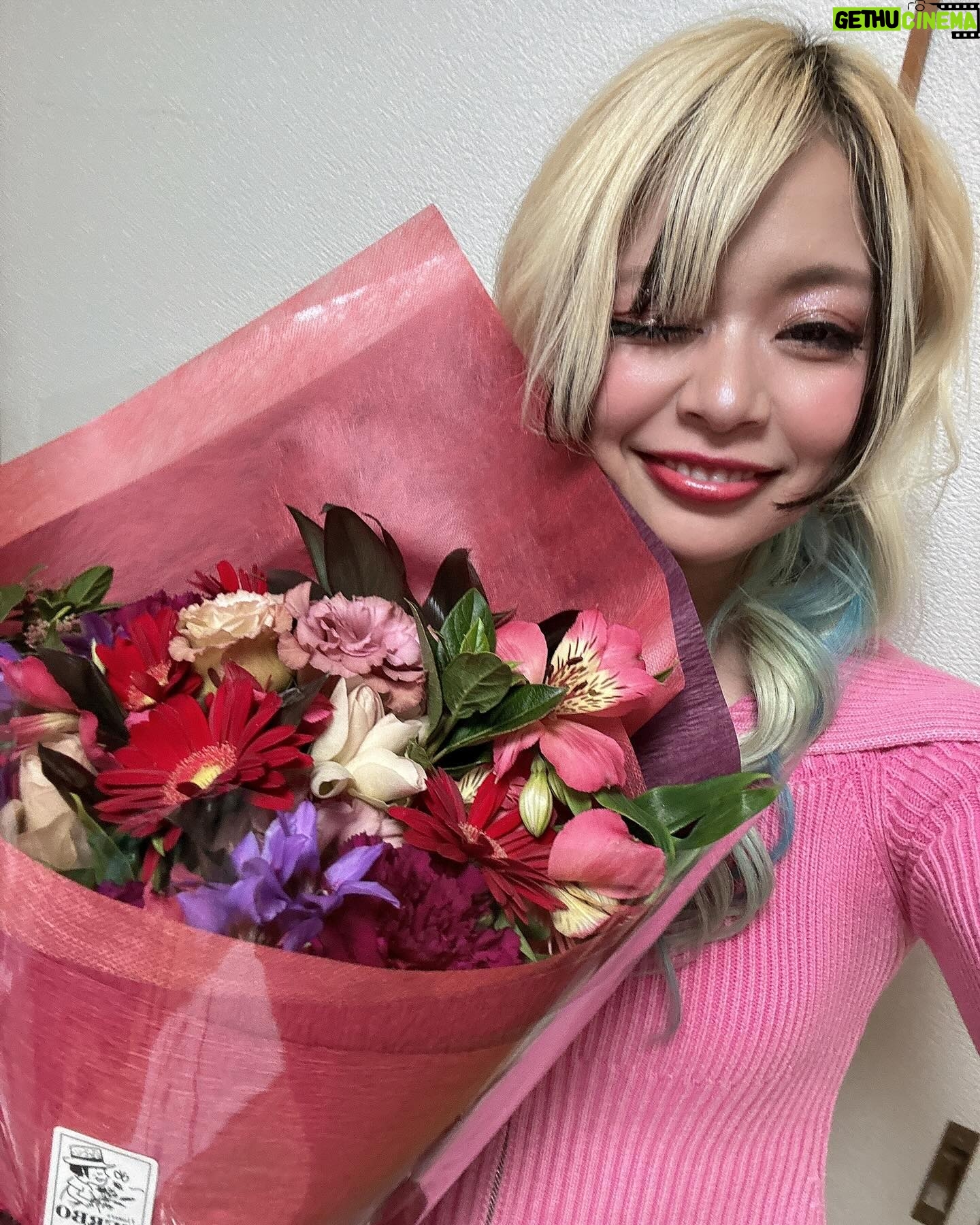 Arakawa Instagram - みんなみてえ🫶💖💖💖💖💖🥹🥹‼️‼️‼️‼️‼️ アットホームさんの 一人暮らしのリーダーズに就任しました💖💖💖💖💪 一人暮らしを応援する動画たくさんatHOMEさんの サイトやYouTubeに上がっておりますよお💖🫶🫶💖💖💖💖 撮影終わりお花も頂きました😭💖💖💖💖嬉しい😭💖💖💖 アットホームさん、ありがとうございました💖💖💖😭🫶 #この画像のウチら爆イケすぎん?わら #いぇい💖💖💖💖 #ウチらは一人暮らしがんばるみんなを応援してるよ