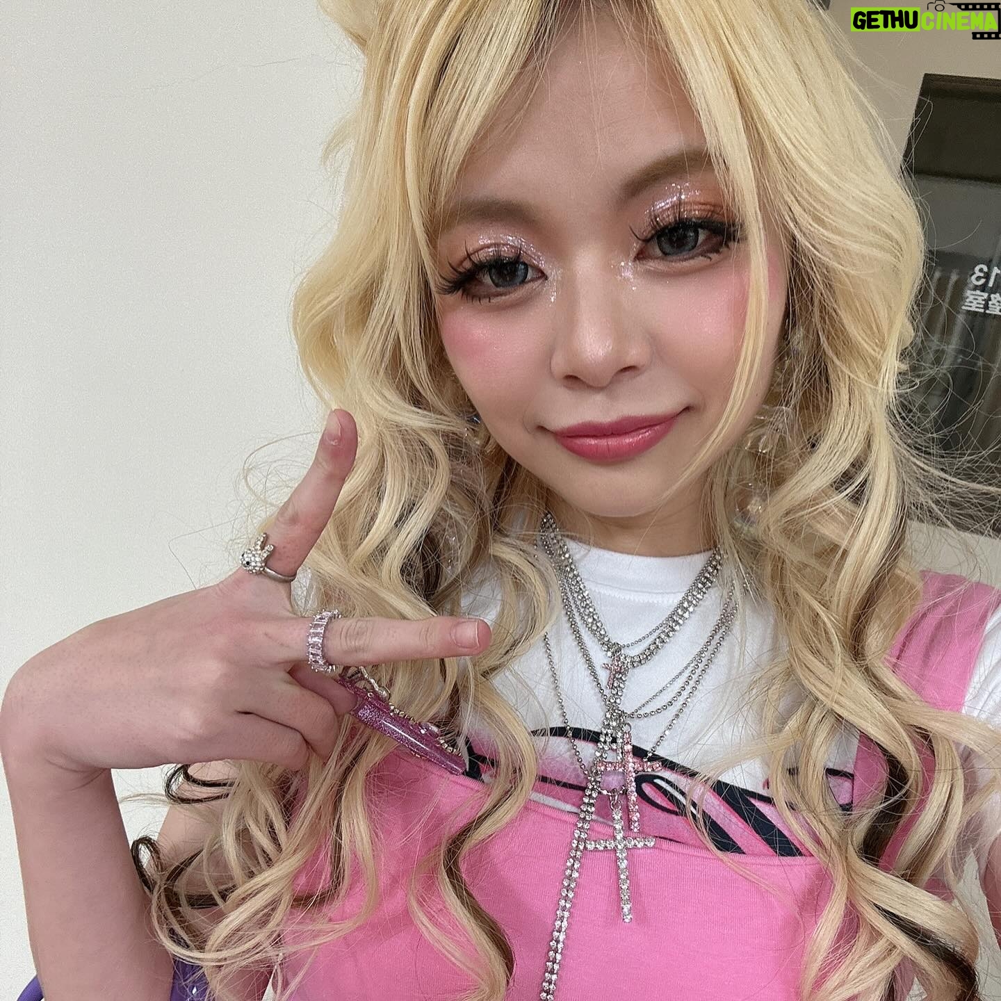 Arakawa Instagram - 23日OAのNHK編成王川島の衣装です💖💖💖💖⭐️ 盛れた😝👌わらわらわら ぜーんぶ @boss_select さんです🤍😍 ボスセレさんはおは朝の衣装も全部してくださってて それもたまたま私がずーっと好きで通ってたお店だったから びっくり🤣⭐️💖wwwww 服買いに行った時に、関西ギャル姉オーナーにたまたまお会いして ほんっま応援してるでえ!!!って言ってくださって 今日落ち込んでたからほんまに救われますー🤣💖💦って言ったら 「何落ち込んでん❓wwあんた一番やで‼️‼️ほんま最高すぎるから‼️‼️」っておもっきり言ってくださったことが忘れられません‼️‼️(笑) ほんまに関西のギャル姉は強い‼️‼️ww 落ち込んだ時いつも思い出してます💖💖💖😝😝わら ありがとうございます💖😭😭😭😭😭😭 #ファジーネーブルってゆうお曲が好きすぎて #インスタの投稿の曲全部ファジーネーブルにしてまいそうな勢い