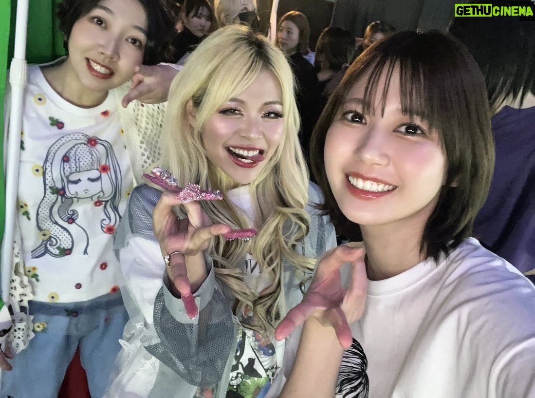 Arakawa Instagram - ヴェールルージュ美容専門学校スペシャルステージにもお邪魔させて頂きました🙇♀️💖‼️‼️💐⭐️ 次までの着替えが早くて写真ちゃんと撮れませんでした😭(生意気) モデルプレスさんごめん、写真借りたあ‼️‼️‼️⭐️😭 そしていつも記事にしてくれてありがとおおお😭💖💖💖💐💪親友すぎwwww 可愛いお洋服ありがとうございます‼️そして夢に向かって頑張る美容学生の皆さんの夢を私も応援しています😍💪💪💖私も頑張ります‼️‼️‼️‼️ 2枚目はゆきりぬさんとお久しぶりにお会いできました☺️💖 一度、YouTubeで、ギャルメイクさせて頂いてほんとに恩人です‼️‼️ありがとうございました!🥰💖またお会いできますよーに!!⭐️⭐️⭐️ 3枚目はねおてや😝💖会えて嬉しかったあ😭土佐兄弟ゆうきさんとねおてやと私でご飯行く約束してたのに、ずっと行けてなくて 痺れ切らして本日グループライン作ったことをここに報告させて頂きます🤣💖(笑)早く会いたい‼️‼️ そしてフォーエイトの皆さん、ありがとうございました💖💖🥰 このステージはフォーエイトさんの音楽と共に歩かせて頂きました🙇♀️🙇♀️💐フォーエイトさんまぢ明るくてパワーいっぱいで最強でした💖💖💖😍 ギャルすぎたwwまたお会いできますよーに⭐️⭐️⭐️ #関西コレクション