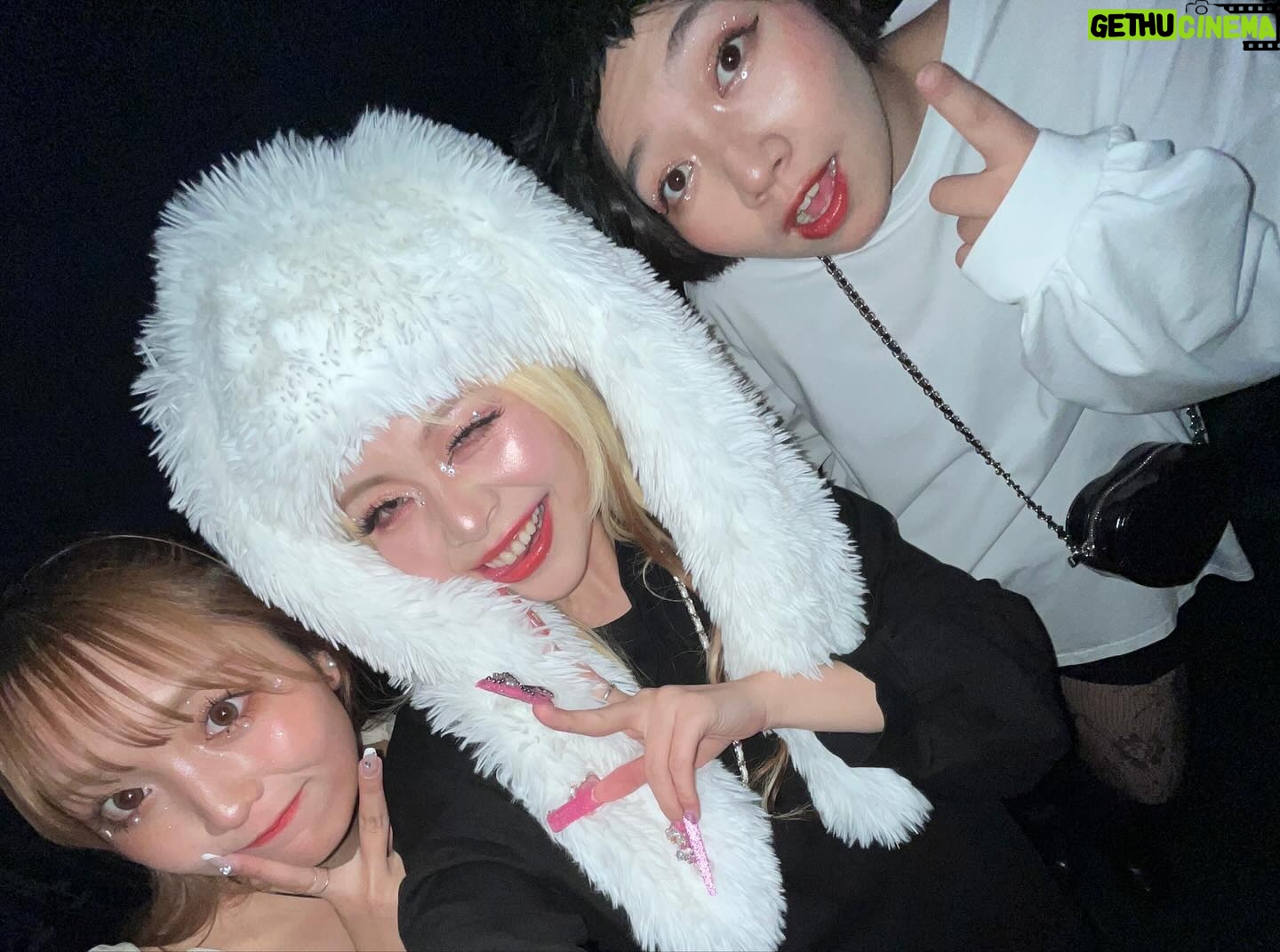 Arakawa Instagram - ヴェールルージュ美容専門学校スペシャルステージにもお邪魔させて頂きました🙇♀️💖‼️‼️💐⭐️ 次までの着替えが早くて写真ちゃんと撮れませんでした😭(生意気) モデルプレスさんごめん、写真借りたあ‼️‼️‼️⭐️😭 そしていつも記事にしてくれてありがとおおお😭💖💖💖💐💪親友すぎwwww 可愛いお洋服ありがとうございます‼️そして夢に向かって頑張る美容学生の皆さんの夢を私も応援しています😍💪💪💖私も頑張ります‼️‼️‼️‼️ 2枚目はゆきりぬさんとお久しぶりにお会いできました☺️💖 一度、YouTubeで、ギャルメイクさせて頂いてほんとに恩人です‼️‼️ありがとうございました!🥰💖またお会いできますよーに!!⭐️⭐️⭐️ 3枚目はねおてや😝💖会えて嬉しかったあ😭土佐兄弟ゆうきさんとねおてやと私でご飯行く約束してたのに、ずっと行けてなくて 痺れ切らして本日グループライン作ったことをここに報告させて頂きます🤣💖(笑)早く会いたい‼️‼️ そしてフォーエイトの皆さん、ありがとうございました💖💖🥰 このステージはフォーエイトさんの音楽と共に歩かせて頂きました🙇♀️🙇♀️💐フォーエイトさんまぢ明るくてパワーいっぱいで最強でした💖💖💖😍 ギャルすぎたwwまたお会いできますよーに⭐️⭐️⭐️ #関西コレクション