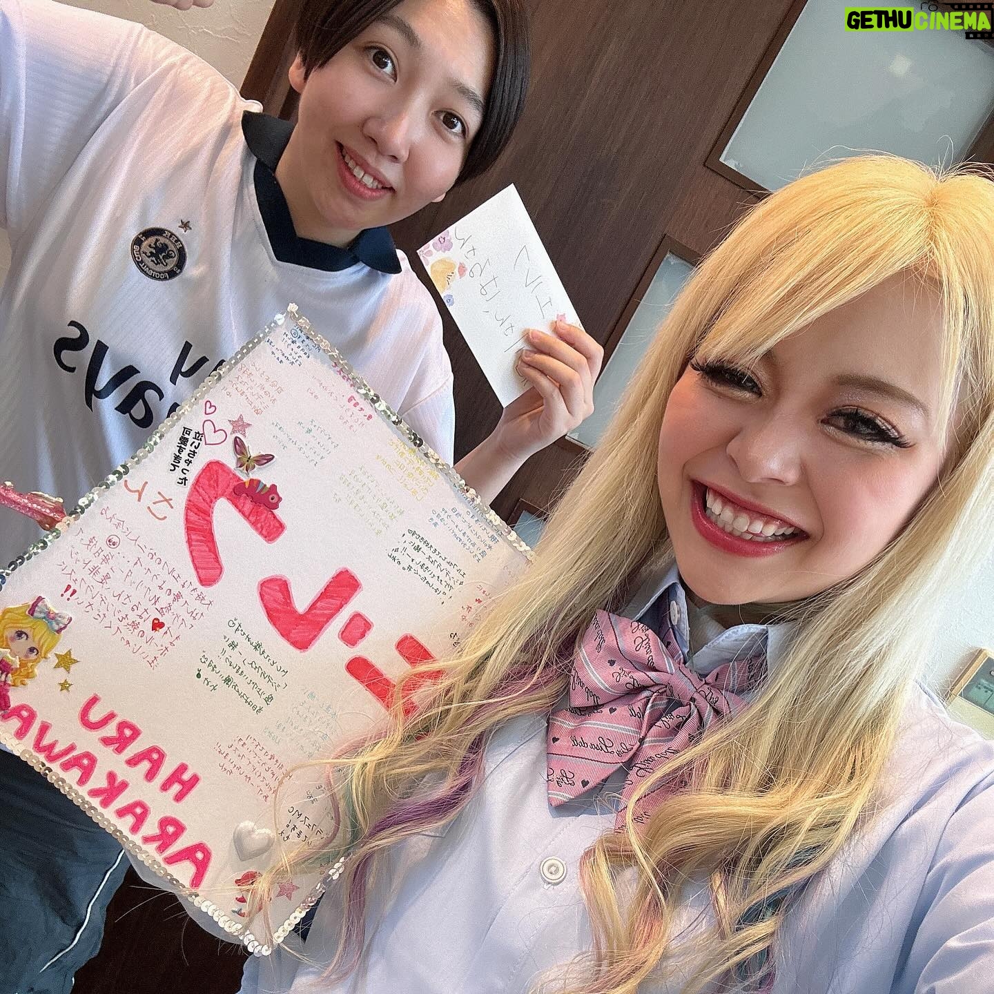 Arakawa Instagram - アラサーシンデレラ限界JK🪽💖💖💖💖💖🎀(キラン) 今年のシンデレラフェス💖👠2024 イベントナビゲーターをさせて頂くことになりました💖💖💖💖💖💖💖💖😭🫶🫶🫶💡((((((歓喜)))))) さいたまスーパーアリーナ👶💖💖💡💡💡 やばスンギ‼️‼️‼️‼️‼️‼️‼️‼️‼️‼️‼️‼️ チームシンデレラのみんな、きてくれるZ世代のみんな、 青春をバカ騒ごう🤣💖💖💖💖💖(今年のコンセプトまぢ熱い😭🪽) チームシンデレラのみんなが寄せ書きくれたよお😭❗️💖💖泣ける‼️‼️‼️‼️‼️‼️‼️‼️ありがとお😭💖💖💖‼️🪽🪽 #初めみんなと出会ったときクラッカーで #サプライズしてくれたのだけど #びっくりしてお腹緩んでチャック弾け飛んだの #ほんとに情けないwwwwwww 6月9日🌸🫶たのしもお😇💖💖🪽 GALLZ @gallz_cosmetics のブースも出るんだょ❗️❗️❗️楽しみすぎ嬉しすぎ