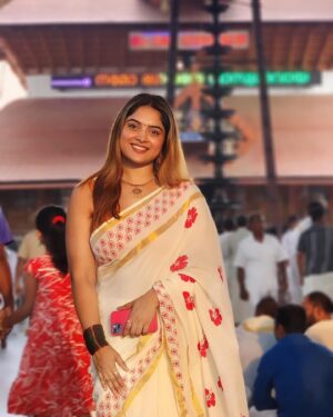 Arathy Sojan Instagram - Guruvayur Temple ✨

Saree @zaindhavi_designs 
Jewels @delicatediamon_jewelleryrental
