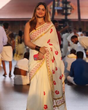 Arathy Sojan Instagram - Guruvayur Temple ✨

Saree @zaindhavi_designs 
Jewels @delicatediamon_jewelleryrental