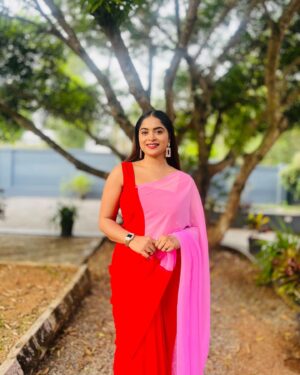Arathy Sojan Instagram - A killer Combo ❤️💕 
 
@femiradesigns
@lijirajamony 
Dop @nivysmenon
 #saree #sareefashion #selflove