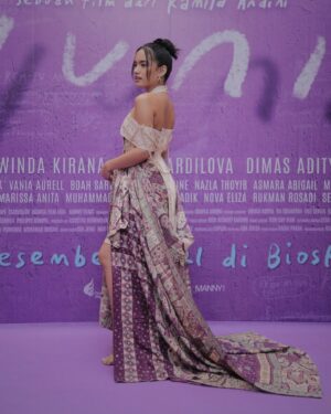 Arawinda Kirana Instagram - And now. The ‘YUNI’ film is in local theaters, starting today. Please go watch this film, and be a part of the movement to create a safe and liberating ecosystem for all women, men; all humans, everywhere.

#BerkainBersama

•Styled by @radinindranayaka
•Jacquard “Kebaya Kutubaru” by @houseofradinindra 
•Kain Batik Tulis Sutra Sawat Cirebonan from @vinaboestami private collection.
•Purple Sapphire-Diamonds by @dior from Siregar family private collection.
•Diamond-studded Gold from @dina.p.siregar private collection. 
•Makeup by @raraendoh #MakeupbyRaraEndoh
•Nails by @dandelionid
•Hair by @krisna_endi
•Fashion Assistant @ainie_anggun
•Photos by @billzaidan @xrifaldi