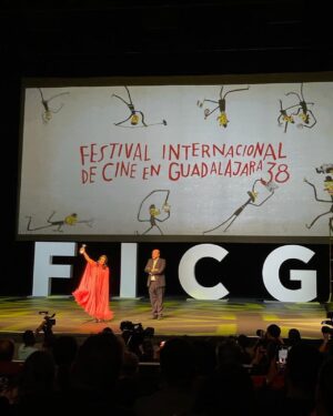 Arcelia Ramírez Instagram - Estoy profundamente agradecida con el Festival Internacional de Cine de Guadalajara @ficg por este magnífico reconocimiento, el Mayahuel de plata! Gracias a Estrella Araiza su directora, a los miembros del patronato, a todo el equipo que lo hace posible, muchas gracias!

Gracias @benitosantosoficial por este magnífico vestido para esta noche tan especial! 

#ficg