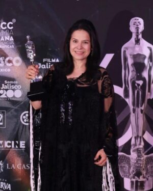 Arcelia Ramírez Instagram - Gracias infinitas a la @academiacinemx por esta noche increíble en la que fui honrada con 
el premio Ariel a mejor actriz por La Civil la misma edición en que mi hija Emilia Berjon recibe el Ariel a mejor revelación por su trabajo en Trigal!!! 
Fue un momento único, irrepetible y de los más hermosos y emocionantes de mi vida! Gracias, gracias, gracias...♥️

Vestidos: @steponfashion @benitosantosoficial 

#ariel2023