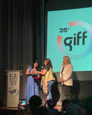 Arcelia Ramírez Instagram - Muchas gracias a la Asociación de Mujeres en el Cine y la Televisión y al @giff por el emotivo homenaje que nos ofrecieron la tarde de ayer, a mi y a dos magnificas mujeres, Tita Lombardo, a Anni Martínez por nuestra trayectoria en el cine mexicano! 
Me siento muy honrada! 
#MasCinePorfavor

Muchas gracias a @pinedacovalin por acompañarme con este hermoso vestido!