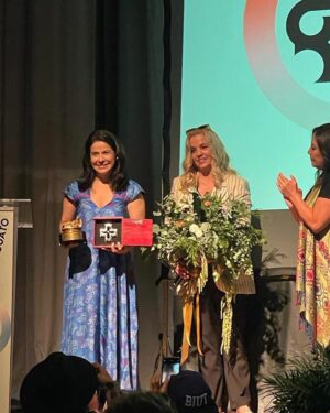 Arcelia Ramírez Instagram - Muchas gracias a la Asociación de Mujeres en el Cine y la Televisión y al @giff por el emotivo homenaje que nos ofrecieron la tarde de ayer, a mi y a dos magnificas mujeres, Tita Lombardo, a Anni Martínez por nuestra trayectoria en el cine mexicano! 
Me siento muy honrada! 
#MasCinePorfavor

Muchas gracias a @pinedacovalin por acompañarme con este hermoso vestido!