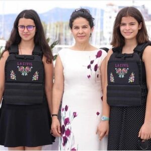 Arcelia Ramírez Instagram - Compartiendo con ustedes uno de los momentos más emocionantes de mi vida! Gracias infinitas a Teodora Mihai y a todo el equipo que participó en este magnífico proyecto! Y que regalo que mis hijas hayan estado conmigo! 
Muchas gracias @festivaldecannes!!!