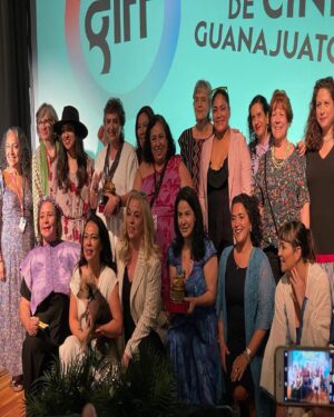 Arcelia Ramírez Instagram - Muchas gracias a la Asociación de Mujeres en el Cine y la Televisión y al @giff por el emotivo homenaje que nos ofrecieron la tarde de ayer, a mi y a dos magnificas mujeres, Tita Lombardo, a Anni Martínez por nuestra trayectoria en el cine mexicano! 
Me siento muy honrada! 
#MasCinePorfavor

Muchas gracias a @pinedacovalin por acompañarme con este hermoso vestido!