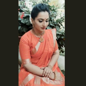 Archana Ananth Instagram - What's a Queen without her King???
Well, historically speaking, ❣️SHE'S MORE POWERFUL ❣️
@vicky_hairstylist.official--my fav hairstylist @karthikadeepam_fanclub