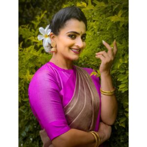 Archana Ananth Instagram - ❣️When u let go off the shit, you create space for better things to enter your life❣️
PC: @vicky_hairstylist_official 
.
.
.
.
.
.
#karthikadeepam #starmaa #muddulakshmi #starsuvarna #bangalore #hyderabad #makeup #hair #lights #camera #action #actor #actorslife #happiness #positivevibes #goodmorning #sun #universe #unique #mylife #myrules #friends
