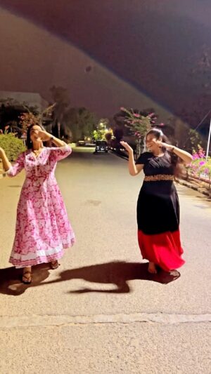 Archana Ananth Instagram - Blooper 😜 someone like me will be there while doing #reels 😁
#blackandred dress @ira_designercollections 
#latenight #dancing
