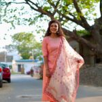 Archana Kumar Instagram - And my mind is full of “மழைக்காலத்தில் சரியும் மண் சரிவைப் போலவே மனமும் உனைக் கண்டதும் சரியக் கண்டேனே”🤍✨ Avanai kandadhum sariya kanden ovvoru naalum🤍 . . . 👗: @ka.yazhi