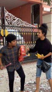 Archana Kumar Instagram - Onum soldrathuku ila😒 senjutainga enna nethu Nalla Diwali 2023 😁 Anaivarukum nethu pona diwali ku nalvaazhthukal🪔✨ . . . #diwali2023 #kidsthesedays🙄 #archu #archusreels #archanakumaar #nephew #reelsinstagram #diwalireel #reelitfeelit