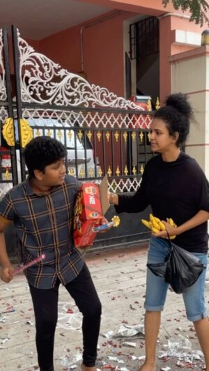 Archana Kumar Instagram - Onum soldrathuku ila😒 senjutainga enna nethu
Nalla Diwali 2023 😁
Anaivarukum nethu pona diwali ku nalvaazhthukal🪔✨
.
.
.
#diwali2023 #kidsthesedays🙄 #archu #archusreels #archanakumaar #nephew #reelsinstagram #diwalireel #reelitfeelit