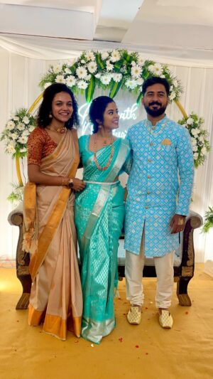 Archana Kumar Instagram - To all the bride and groom during their photoshoot Unga kudumbam motham pakathulaye dhan irukom over over🤭😂
.
.
.
@juju_2205_ 
@pream_kalaiyarasi 

#archu #archana #archanakumaar #archusreels #juju #bestfriendskalyanam #reels #reelsinstagram #reelitfeelit