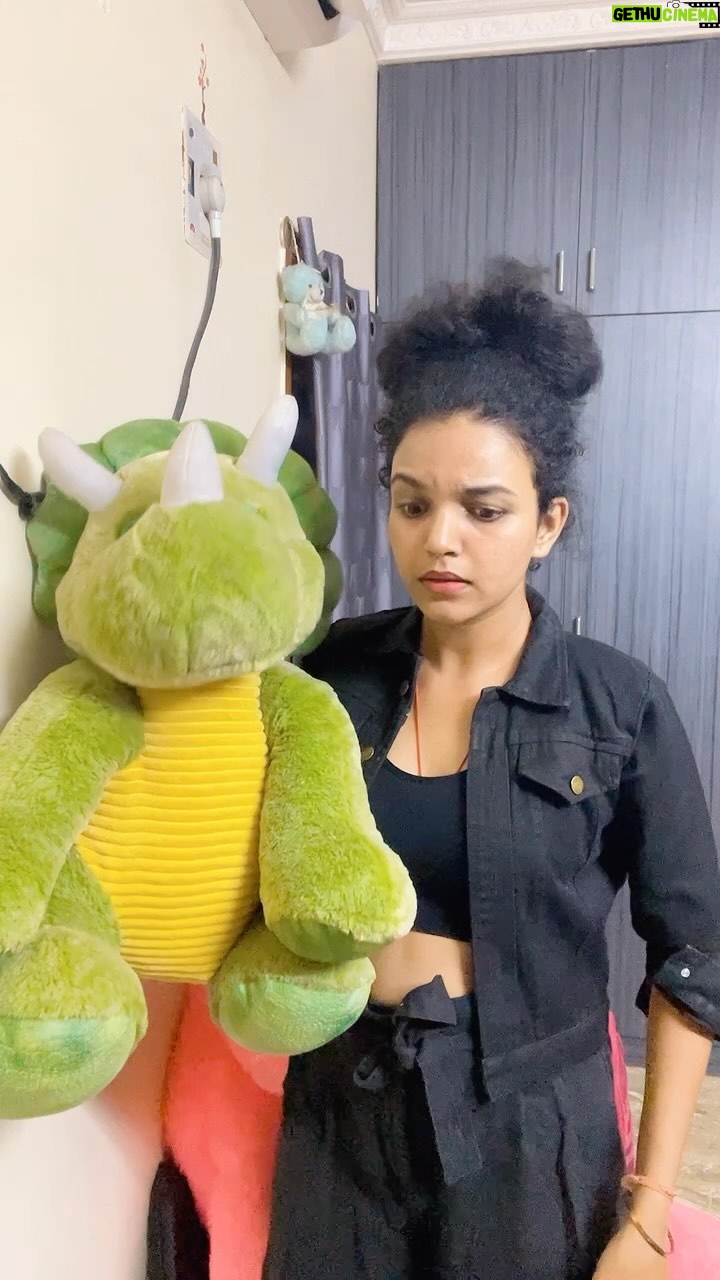 Archana Kumar Instagram - Vaanga oru reel panalam nu elarayum kupten orutharum varala🤷🏻♀️ Adhan en DINO va vechu paniten 🦖 Nalla performer nga avan😁 . . . #archu #archusreels #archana #archanakumaar #archuanddino #showsomelovetodino #dinonme #vadivelu #vadivelucomedy #somemidnightmadness #reelsinstagram #reelitfeelit #ishtathukuhashtags😂