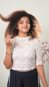 Archana Kumar Instagram - Bit’u bit’u🤭😂 . . . Do watch the full video at Araathi youtube channel Link in my bio #curly #curlyhairgirl #curlyhairproblems #curlyhairroutine #selftroll #girlwiththecurl #archu #archusreels #archana #archanakumaar #araathi #youraraathi #araathiyoutubechannel #priyanka #priyankaroboshankar #rowdybaby #narikootam #wirally #wirallytamil #tamada #tamadamedia #tamadamediatamil