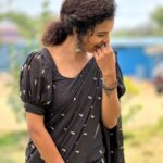 Archana Kumar Instagram - உன்ன என்ன ரசிக்க வச்ச கண்ணு முழி கருப்பு தான் 🖤✨ . . . #archu #archanakumaar #archana #arthy #beingarthy #chellamma #vijaytv #vijaytelevision