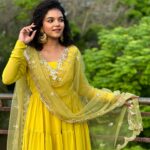 Archana Kumar Instagram - அவள் பட்டுப்புடவை என்றும் அணிந்ததில்லை அவள் சுடிதார் போல எதுவும் சிறந்ததில்லை Wearing: @chakrabortymukta 🥹💚