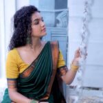 Archana Kumar Instagram - 🤍✨என் பார்வை உன்னோடு உன் பொம்மை கண்ணோடு பேசாமல் விண்ணோடு நாம் மிதந்து போவோம்🤍✨ 👗: @chettinad_sarees 📸: @hilltop_photography_ooty