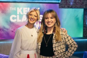 Arden Myrin Instagram - I’m so excited! I will be on @kellyclarksonshow tomorrow with the most delightful person on the planet Miss @kellyclarkson herself! Check your local listings or set your DVR’s! I’ll be talking about my @primevideo movie @stepasidethemovie 

Styling @cassymeier_stylist 
👗: @shoprhode 
Jewelry: @hirotakajewelry & @lorenstewart 
H/mu: the fabulous @ericvosburg 
👠: @zara 
@42west