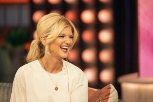 Arden Myrin Instagram - I’m so excited! I will be on @kellyclarksonshow tomorrow with the most delightful person on the planet Miss @kellyclarkson herself! Check your local listings or set your DVR’s! I’ll be talking about my @primevideo movie @stepasidethemovie 

Styling @cassymeier_stylist 
👗: @shoprhode 
Jewelry: @hirotakajewelry & @lorenstewart 
H/mu: the fabulous @ericvosburg 
👠: @zara 
@42west