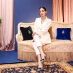 Areeya Pholphutrakul Instagram - SHU X THE MANNERS collection ที่สุดของความทรงเกียรติ และทรงคุณค่า ที่ The Manners Sisters ราชนิกุลแห่งสหราชอาณาจักรอังกฤษ ได้ถ่ายทอดรสนิยมระดับ Royal สไตล์อังกฤษแท้จริง ผ่านงานดีไซน์รองเท้าร่วมกับ @shu.global #SHUxTheManners #everydayluxSHUry #SHU