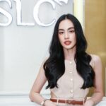 Areeya Pholphutrakul Instagram - ซัมเมอร์นี้ ‘𝗧𝗵𝗲 𝗨𝗻𝗹𝗶𝗺𝗶𝘁𝗲𝗱 𝗕𝗲𝗮𝘂𝘁𝘆 𝟮𝟬𝟮𝟰’ สูตรลับสู้แดดและการดูแลตัวเองของกิ่ง ที่ช่วยอัปเลเวลสวยฉ่ำให้เป๊ะทุกองศา! ตอนนี้ @centralpattana� เค้ามีโปรโมชั่นสุดพิเศษจากสถาบันความงามชั้นนำ สำหรับสมาชิก The1 รับคะแนนสูงสุด 10,000 คะแนน* เมื่อช้อปตั้งแต่ 250,000 บาทขึ้นไป รับคะแนน 6,000 คะแนน และพิเศษ Top Spenders 25 รางวัล* รับสิทธิ์ร่วมงาน The Unlimited Beauty Event . เริ่มแล้ววันนี้ ถึง 31 พ.ค. 67 �ที่ศูนย์การค้าเซ็นทรัลทุกสาขา และเอสพลานาด รัชดา​ �ติดตามรายละเอียดเพิ่มเติมได้ที่ @centralpattana . #CentralPattana #TheUnlimitedBeauty2024 #เป๊ะสุดทุกองศาที่เซ็นทรัล #centralpattanaxgalderma