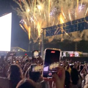 Aria Bedmar Instagram - ✨Hoy he tenido la enorme suerte de poder asistir al último concierto del Love on Tour de Harry Styles en Reggio Emilia, y he sido tremendamente feliz✨

Para mí, cada concierto suyo es un momento de paz, de hogar. Es un momento de estar en familia. No sé cómo, pero tiene la maravillosa habilidad de hacernos sentir en casa aún sin conocer a nadie de nuestro alrededor. Se crea un ambiente mágico imposible de olvidar. Gracias Harry por hacer de tu fandom una comunidad tan sana y tan buena.
❤️💙💛💜💗🖤💚

Hoy he llorado como pocas veces en mi vida, he bailado hasta que me han dolido los pies, he cantado hasta casi perder la voz y al terminar me he comido una pizza que me ha sabido a gloria sentada en un bordillo. El día ha sido redondo.

Pero, como todo en la vida, esta gira tenía que tener un final. Y cuando este ha llegado, pues “sa terminao”.

Hasta la próxima, Harry 🫶🏻