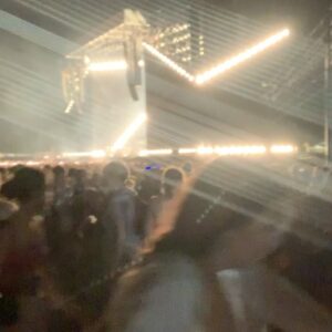Aria Bedmar Instagram - ✨Hoy he tenido la enorme suerte de poder asistir al último concierto del Love on Tour de Harry Styles en Reggio Emilia, y he sido tremendamente feliz✨

Para mí, cada concierto suyo es un momento de paz, de hogar. Es un momento de estar en familia. No sé cómo, pero tiene la maravillosa habilidad de hacernos sentir en casa aún sin conocer a nadie de nuestro alrededor. Se crea un ambiente mágico imposible de olvidar. Gracias Harry por hacer de tu fandom una comunidad tan sana y tan buena.
❤️💙💛💜💗🖤💚

Hoy he llorado como pocas veces en mi vida, he bailado hasta que me han dolido los pies, he cantado hasta casi perder la voz y al terminar me he comido una pizza que me ha sabido a gloria sentada en un bordillo. El día ha sido redondo.

Pero, como todo en la vida, esta gira tenía que tener un final. Y cuando este ha llegado, pues “sa terminao”.

Hasta la próxima, Harry 🫶🏻