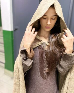 Aria Bedmar Instagram - Vistazo al pasado a cuando Mercè se adueñó de mi corazoncito 💙

Si aún no has visto #HerederosDeLaTierra en Netflix, este es un buen momento para añadirla a tu lista 🤭✨

PD: El último video acabo de descubrirlo en mi galería, ¡que ni me acordaba! Jajajja

PD 2: a veces echo de menos mi pelo largo 🥲

Quienes habéis visto ya la serie, ¿qué os pareció? ¿Qué fue lo que más os gustó? ¿Y lo que menos? Os leeeoo… 👀