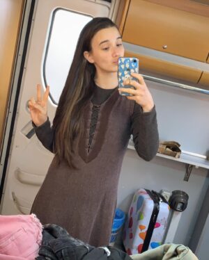 Aria Bedmar Instagram - Vistazo al pasado a cuando Mercè se adueñó de mi corazoncito 💙

Si aún no has visto #HerederosDeLaTierra en Netflix, este es un buen momento para añadirla a tu lista 🤭✨

PD: El último video acabo de descubrirlo en mi galería, ¡que ni me acordaba! Jajajja

PD 2: a veces echo de menos mi pelo largo 🥲

Quienes habéis visto ya la serie, ¿qué os pareció? ¿Qué fue lo que más os gustó? ¿Y lo que menos? Os leeeoo… 👀