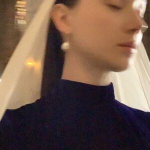 Aria Bedmar Instagram - Vistazo al pasado a cuando Mercè se adueñó de mi corazoncito 💙

Si aún no has visto #HerederosDeLaTierra en Netflix, este es un buen momento para añadirla a tu lista 🤭✨

PD: El último video acabo de descubrirlo en mi galería, ¡que ni me acordaba! Jajajja

PD 2: a veces echo de menos mi pelo largo 🥲

Quienes habéis visto ya la serie, ¿qué os pareció? ¿Qué fue lo que más os gustó? ¿Y lo que menos? Os leeeoo… 👀