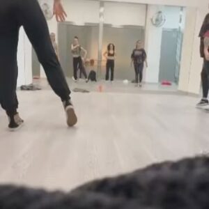 Aria Bedmar Instagram - Este último mes han pasado muchas cosas… 🤭

Tantas, que me he dedicado a vivirlas y a estar menos con el móvil. Me ha sentado muy bien desaparecer un poquito, pero hoy me apetecía echar la vista atrás y ver todo lo que he guardado en el cajón de experiencias en la vida. (Lo de la última foto es muy fuerte… 😳🙌🏻)

Tanto si os gusta la Navidad como si no, tanto si la celebráis como si no, tanto si sois de otras festividades como si no, os deseo todo lo bonito y todo el amor existente en estos días 💙

Feliz Navidad, feliz año nuevo y feliz vida 🎉✨