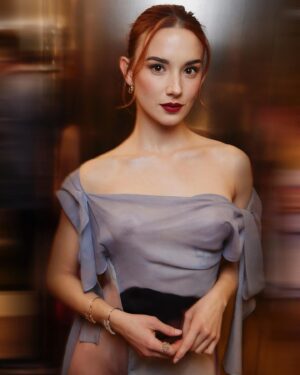 Aria Bedmar Instagram - Hace justo una semana que me sentía una ninfa mágica del bosque con esta preciosidad de look 🧚🏻‍♀️✨

Así concluyo mi paso por el @festivalmalaga en el que me sentí tan arropada y querida. Mi amada Andalucía siempre me recibe con los brazos abiertos, y yo cada vez deseando volver con cualquier excusa. 💚

💡 @antoinella 
👗 @swimwearpalmas 
💍 @damianiofficial 
👠 @guess 
💄 @tragacetemakeup 

Nuestro deseado Barrio Inglés verá muy prontito la luz. Qué ganas… 💕

@kailash_es 
@rtve 
@onza.tv 
@emocionamedia