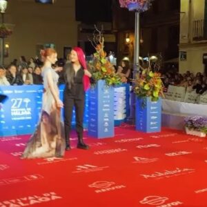 Aria Bedmar Instagram - Hace justo una semana que me sentía una ninfa mágica del bosque con esta preciosidad de look 🧚🏻‍♀️✨

Así concluyo mi paso por el @festivalmalaga en el que me sentí tan arropada y querida. Mi amada Andalucía siempre me recibe con los brazos abiertos, y yo cada vez deseando volver con cualquier excusa. 💚

💡 @antoinella 
👗 @swimwearpalmas 
💍 @damianiofficial 
👠 @guess 
💄 @tragacetemakeup 

Nuestro deseado Barrio Inglés verá muy prontito la luz. Qué ganas… 💕

@kailash_es 
@rtve 
@onza.tv 
@emocionamedia