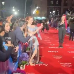 Aria Bedmar Instagram - Hace justo una semana que me sentía una ninfa mágica del bosque con esta preciosidad de look 🧚🏻‍♀️✨

Así concluyo mi paso por el @festivalmalaga en el que me sentí tan arropada y querida. Mi amada Andalucía siempre me recibe con los brazos abiertos, y yo cada vez deseando volver con cualquier excusa. 💚

💡 @antoinella 
👗 @swimwearpalmas 
💍 @damianiofficial 
👠 @guess 
💄 @tragacetemakeup 

Nuestro deseado Barrio Inglés verá muy prontito la luz. Qué ganas… 💕

@kailash_es 
@rtve 
@onza.tv 
@emocionamedia