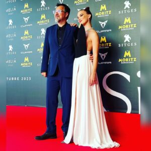 Aria Bedmar Instagram - Mientras escribo este texto se me siguen saltando las lágrimas... Que nadie me despierte de este sueño nunca, por favor ✨

Gracias infinitas @pacoplaza, me has dado luz hasta el final de mis días.

Gracias @sitgesfestival por enseñarme que tengo un nuevo hogar. Gracias @netflixes por acompañarme hasta en lo más pequeñito. Gracias @kailash_es por ayudarme a volar desde que supe que tenía alas.

Gracias a quienes hicisteis que mi inseguro corazoncito se sintiera como una diosa:
💄 @davidbeauty_ 
👗 @antoinella 

Look día
✅ @mm6maisonmargiela 

Look noche
🪡 @jovial_moda (💙)
💍 @swarovski
👠 @stevemaddenesp 

Gracias vida por haberme puesto en el camino a personas tan especiales con las que crear semejante historia que ahora pertenece al mundo. Delante y detrás de la pantalla, nuestra pequeña familia sigue bien fuerte. 

Gracias mil a los que me acompañasteis de la mano y del corazón. Vuestro amor me llegó, me llega y me hace eco aún de lo intenso que fue.

Gracias universo por darme una vivencia que no olvidaré jamás. 

🖤