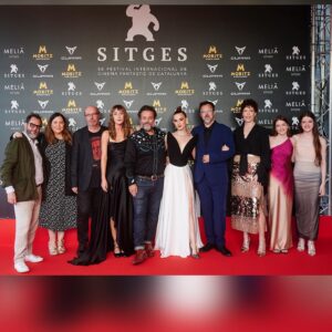 Aria Bedmar Instagram - Mientras escribo este texto se me siguen saltando las lágrimas... Que nadie me despierte de este sueño nunca, por favor ✨

Gracias infinitas @pacoplaza, me has dado luz hasta el final de mis días.

Gracias @sitgesfestival por enseñarme que tengo un nuevo hogar. Gracias @netflixes por acompañarme hasta en lo más pequeñito. Gracias @kailash_es por ayudarme a volar desde que supe que tenía alas.

Gracias a quienes hicisteis que mi inseguro corazoncito se sintiera como una diosa:
💄 @davidbeauty_ 
👗 @antoinella 

Look día
✅ @mm6maisonmargiela 

Look noche
🪡 @jovial_moda (💙)
💍 @swarovski
👠 @stevemaddenesp 

Gracias vida por haberme puesto en el camino a personas tan especiales con las que crear semejante historia que ahora pertenece al mundo. Delante y detrás de la pantalla, nuestra pequeña familia sigue bien fuerte. 

Gracias mil a los que me acompañasteis de la mano y del corazón. Vuestro amor me llegó, me llega y me hace eco aún de lo intenso que fue.

Gracias universo por darme una vivencia que no olvidaré jamás. 

🖤