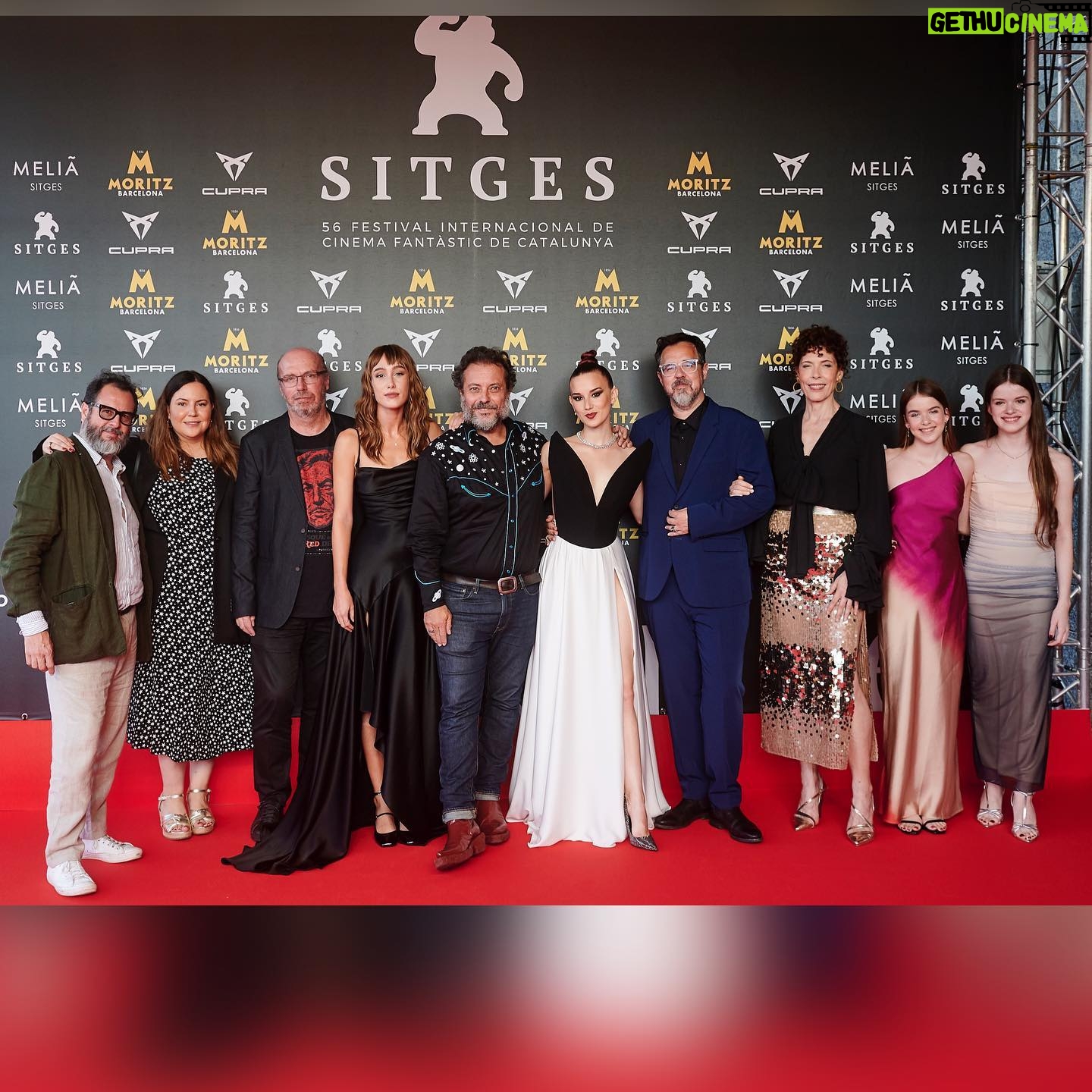 Aria Bedmar - 5.7K Likes - Mientras escribo este texto se me siguen saltando las lágrimas... Que nadie me despierte de este sueño nunca, por favor ✨
Gracias infinitas @pacoplaza, me has dado luz hasta el final de mis días.
Gracias @sitgesfestival por enseñarme que tengo un nuevo hogar. Gracias @netflixes por acompañarme hasta en lo más pequeñito. Gracias @kailash_es por ayudarme a volar desde que supe que tenía alas.
Gracias a quienes hicisteis que mi inseguro corazoncito se sintiera como una diosa:
💄 @davidbeauty_
👗 @antoinella
Look día
✅ @mm6maisonmargiela
Look noche
🪡 @jovial_moda (💙)
💍 @swarovski
👠 @stevemaddenesp
Gracias vida por haberme puesto en el camino a personas tan especiales con las que crear semejante historia que ahora pertenece al mundo. Delante y detrás de la pantalla, nuestra pequeña familia sigue bien fuerte.
Gracias mil a los que me acompañasteis de la mano y del corazón. Vuestro amor me llegó, me llega y me hace eco aún de lo intenso que fue.
Gracias universo por darme una vivencia que no olvidaré jamás.
🖤