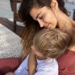 Ariadna Romero Instagram - “🎶Desde el primer latido de tu corazón Desde tu primer aliento de vida Siento que me motiva a una nueva ilusión Un amor que me inspira Cada día Que hermoso es el milagro de verte crecer Y disfrutar tus tiernas travesuras Y cuidar con amor de tu indefenso ser Pequeño manojito de ternura Voy a luchar por ti Para que seas feliz Chiquito mío Y yo pondré mi vida Para que tú vivas Chiquito mío A donde vayas tú Siempre seré tu luz Chiquito mío Y lloraré tu llanto Por que tú sonrías Chiquito mío No cambiaré este mundo pero intentaré Que al menos no te falte amor ni abrigo Y contra todo y todos te defenderé Porque eres mi más bello compromiso Voy a luchar por ti Para que seas feliz Chiquito mío Y yo pondré mi vida Para que tú vivas Chiquito mío…🎶”