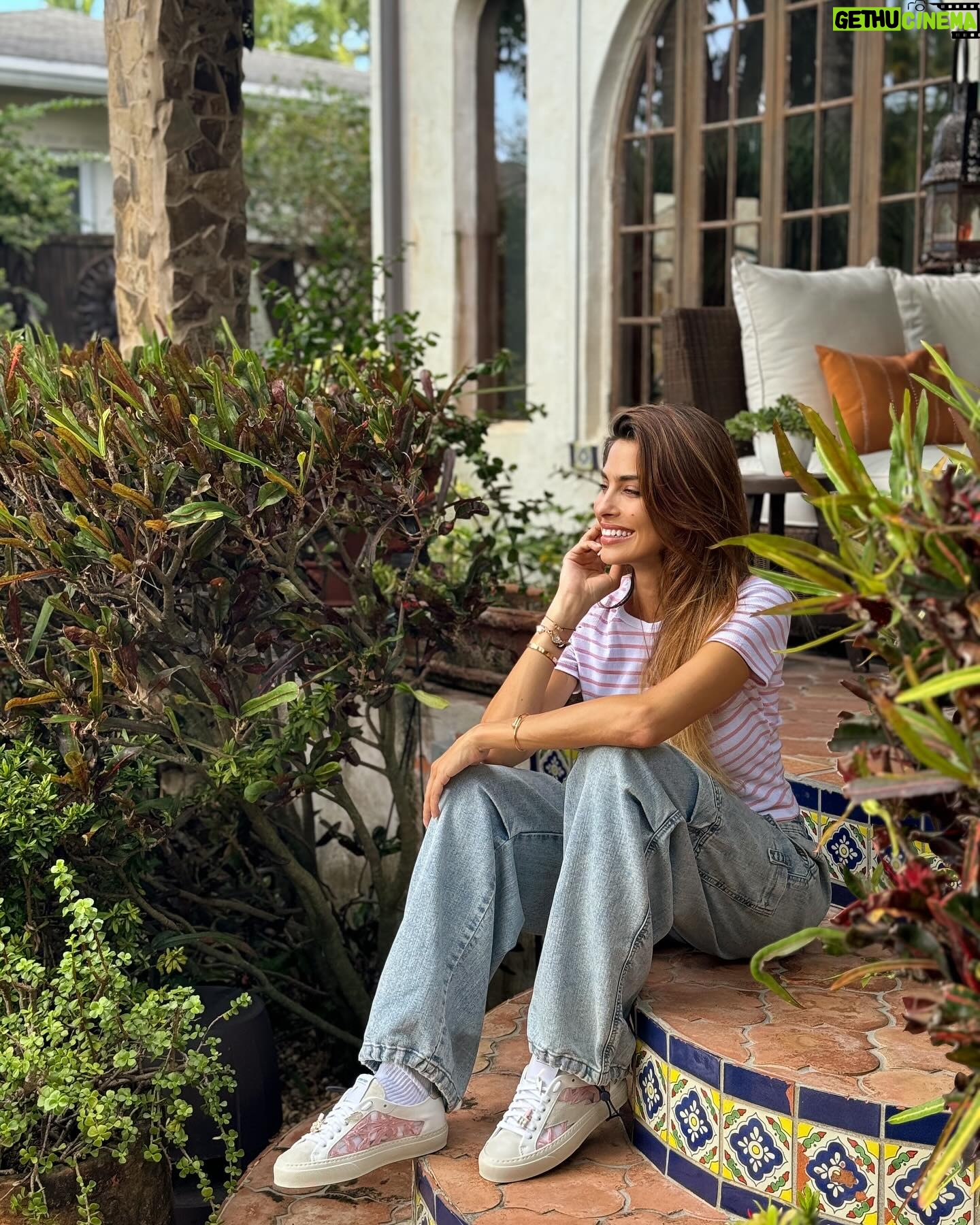 Ariadna Romero Instagram - Sempre con me 😍 @stoktonshoes
