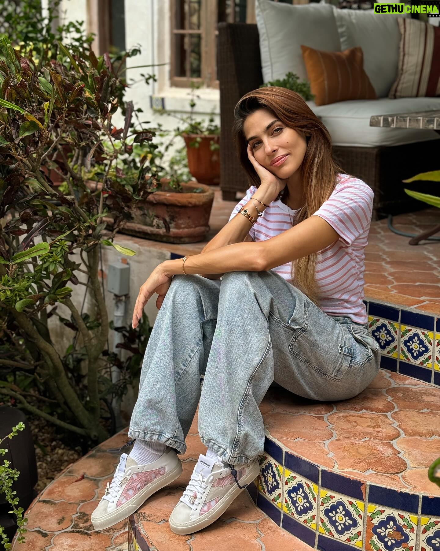 Ariadna Romero Instagram - Sempre con me 😍 @stoktonshoes